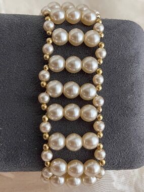 Vintage Classic Gold Tone & Faux Pearl Ivory Pearl Bracelet